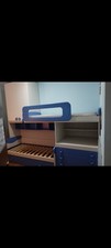 Cameretta bambini 3 letti (1 cassettone) Scrivania estraibile sopra i cassetti