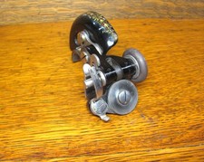 Avvolgitore a bobina/vite di montaggio per macchina da cucire occhio rosso Singer 66 per ruota a raggi