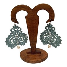 Orecchini pendenti in pizzo macrame color azzurro con perla Fatto a mano