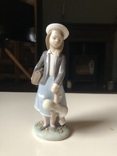 Statuina porcellana Llandro Autumn Girl con borsa e bambola. 1983