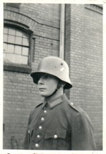 Foto, tedesco Reich 1934 Inf.Rgt.9.: soldato con elmetto in acciaio M18 in ri...