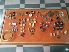 Lotto 86 pezzi vintage bottoni, spille, orecchini, pendenti, anelli 