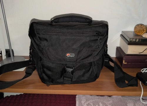 Lowepro nova 180 - black,