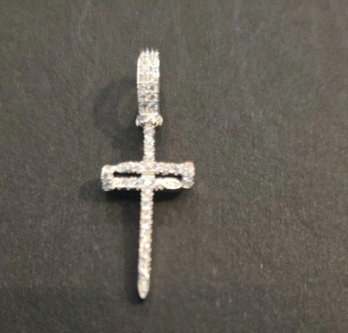Ciondolo croce micro chiodo
