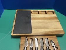 Formaggio e coltello in legno