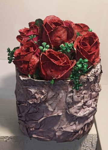 Vaso con rose - in, cartapesta