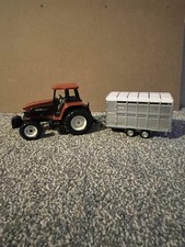 BRITAINS.ERTL.1:32 NEW HOLLAND.FIATAGRI G240 con rimorchio per pecore doppio asse