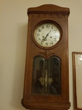 orologio a pendolo in legno con chiavi