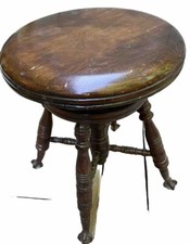 Antico pianoforte seduta