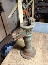 Vecchia pompa manuale acqua