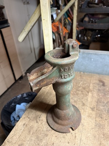 Vecchia pompa manuale acqua