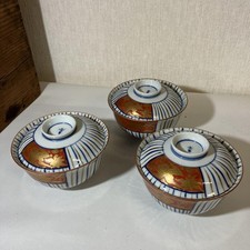 Tre ciotole con coperchi antichi Kutani ware: "Mano di paglia in oro rosso co...