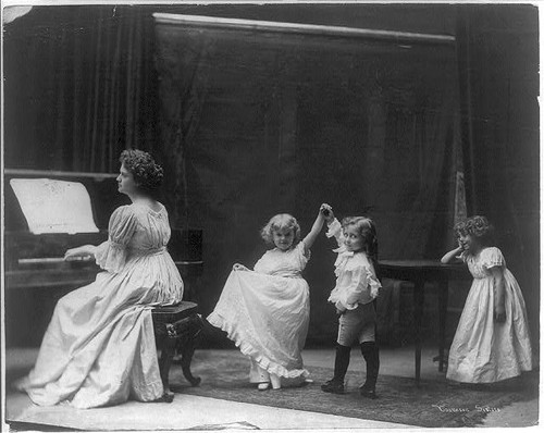 Photo children dancing minuet - dancing,