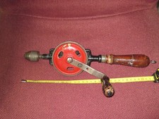 VECCHIO TRAPANO A MANOVELLA  GIRABACCHINO IN METALLO  MANICO IN LEGNO  VINTAGE