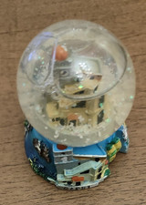 Palla di vetro con neve