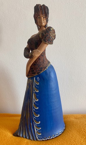 Scultura donna in - di,
