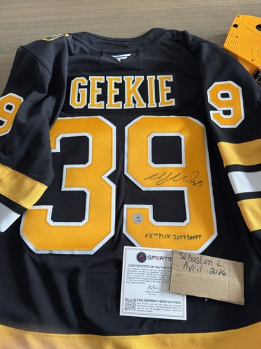 Signed morgan geekie - geekie, fanatic