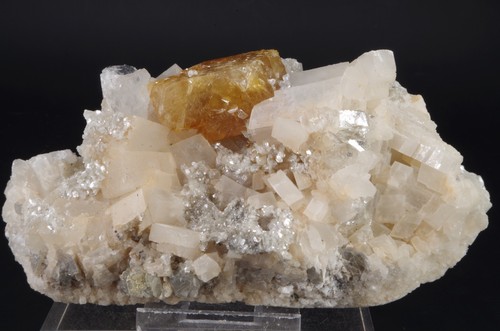Scheelite muscovite dolomite - muscovite,
