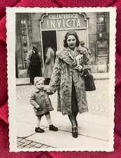 FOTO ORIGINALE, sullo sfondo negozio Invicta anni '50 - 6,3x8,5