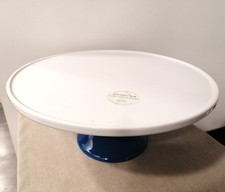 JANSEN+CO. alzata torta bianca, base azzurro avion, diametro  31 cm - Il Cigno