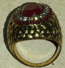 ANELLO DI BIGIOTTERIA VINTAGE CON GRANDE PIETRA ROSSA COLOR RUBINO E ZIRCONI 