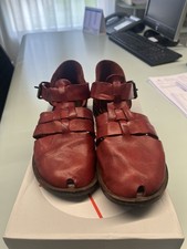 sandali artigianali realizzati in vera pelle di colore rosso intenso.