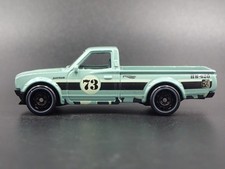 1973-1979 Datsun 620 Pick-Up Camion Verde 1:64 Diorama Scala Modellino Auto