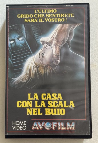 Casa con scala nel buio - la,