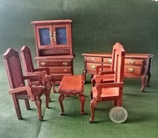 Arredamento casa delle bambole in legno salotto mobili sedie tavolo comò vetrina