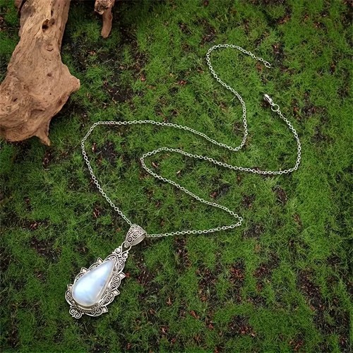Collana con ciondolo pietra - , di