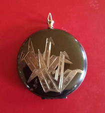 Bellissima scatolina portacipria in bachelite con gru giapponesi anni '40 circa