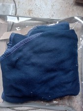 Coperta per cavallo in pile con cinghie sottopancia
