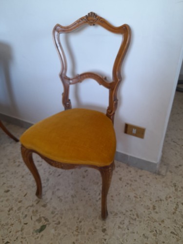 Sedia antica intagliata - , in