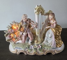 Lampada illuminata statuina