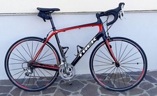 bici corsa trek in carbonio colore rosso e nero revisionata totalmente in conc. 