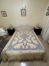 Copriletto matrimoniale antico in Lino e pizzo di Cantù. Ricamato a mano.