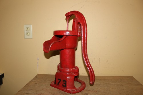 Antica pompa manuale acqua