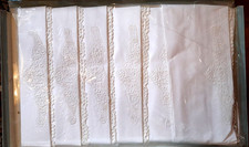 6 ASCIUGAMANI IN LINO CON APPLICAZIONE DI RICAMO A MANO E CON VOLANI A UNCINETTO
