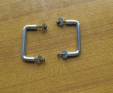 2 VECCHIE MANIGLIE IN FERRO CROMATO E VITI IN FERRO PER MOBILI VARI -