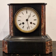 Orologio in marmo con inserti, antico, con meccanismo non funzionante.