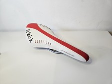 Sella bici Fizik Arione Wing Flex bianca e rossa