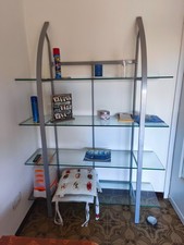 mobile con scaffali in vetro