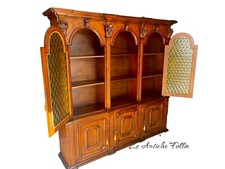 Elegante Libreria Classica con Vetri Decorativi – Stile Imponente e Raffinato