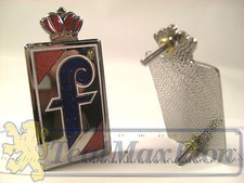 2 sigles Pininfarina en métal émaillé (couronne rouge) Peugeot 404 cc 504 cc