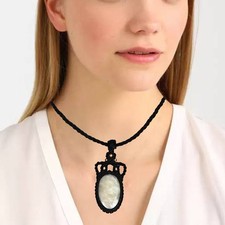 Collana con pietre di luna