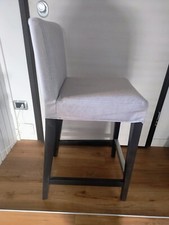 IKEA BERGMUND Sgabello bar con schienale, nero/Orrsta grigio chiaro, 62 cm