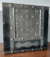 *+ Piccola cassaforte antica