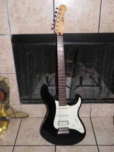 Yamaha black and white - and, eg-112