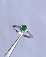 Anello aureola con smeraldo