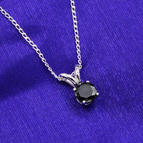 Collana con ciondolo solitario